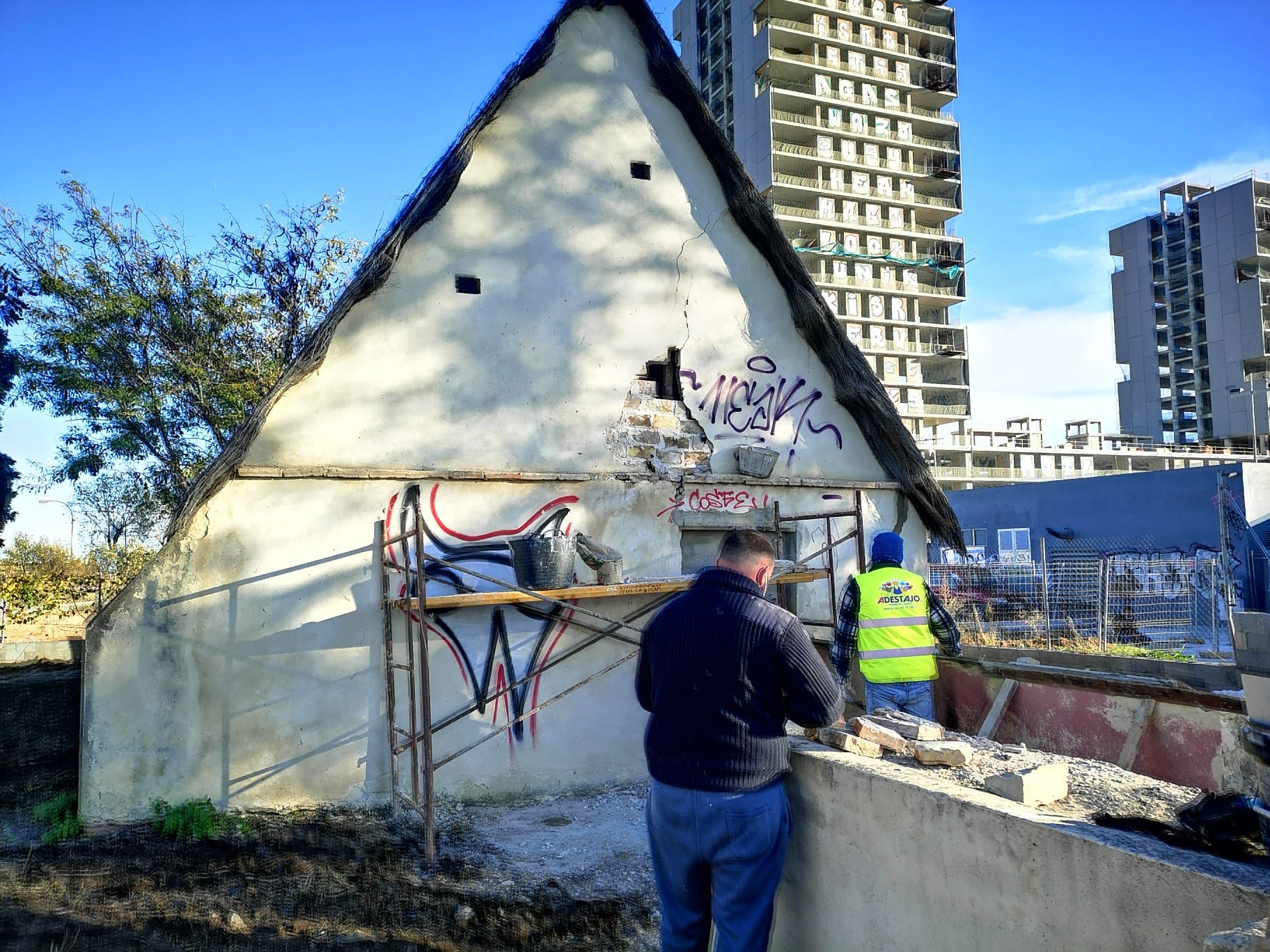 Así se reconstruye la Barraca del Tío Tonet en La Torre