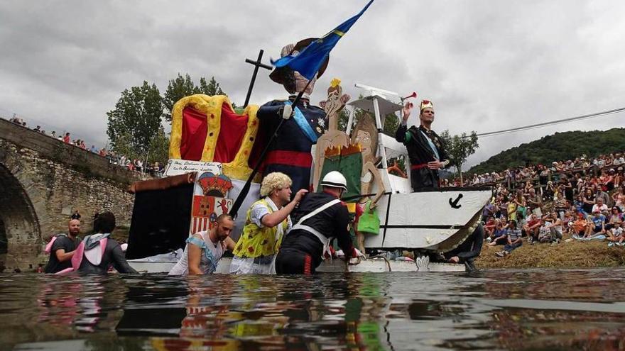 La embarcación de la peña &quot;El Cuélebre&quot;, en el río Nalón en Puente d&#039;Arcu, el año pasado.