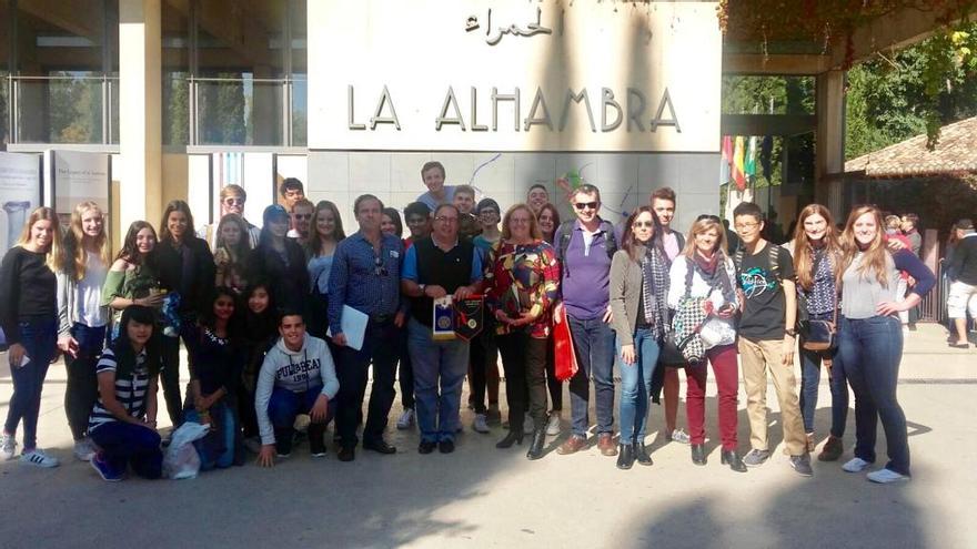 Los jóvenes y miembros de la organización del Rotary Club en la Alhambra