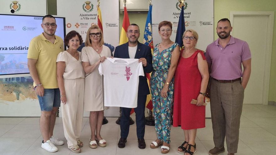 Foto del acto de presentación, este viernes, de la novena marcha solidaria de la AECC y la camiseta para el evento. | MEDITERRÁNEO
