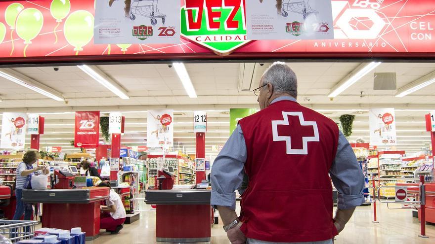 Un voluntario de Cruz Roja en un supermercado Deza, en imagen de archivo.