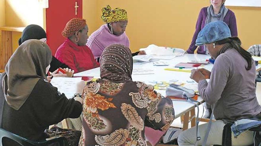 Mujeres inmigrantes aprenden español en la parroquia de Son Roca.