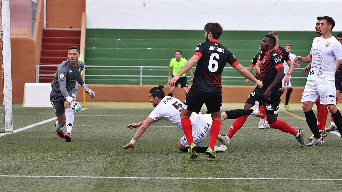 El defensa central Pau Pomar sigue con la mirada la trayectoria del balón en la acción de su gol. | 