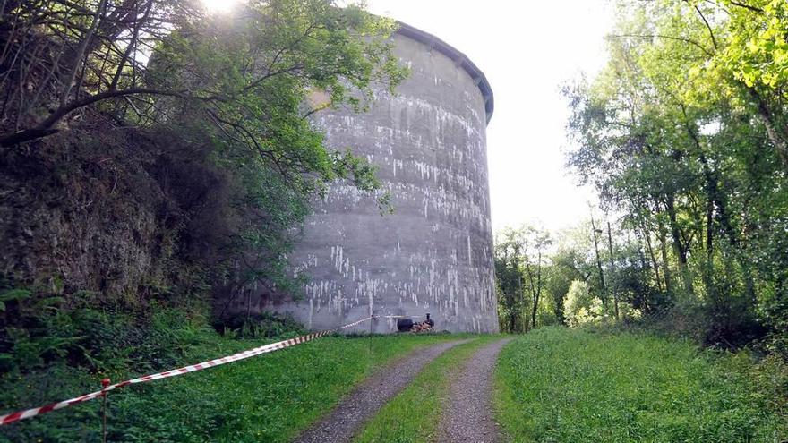 El depósito de La Herradura, principal centro de abastecimiento de Mieres.