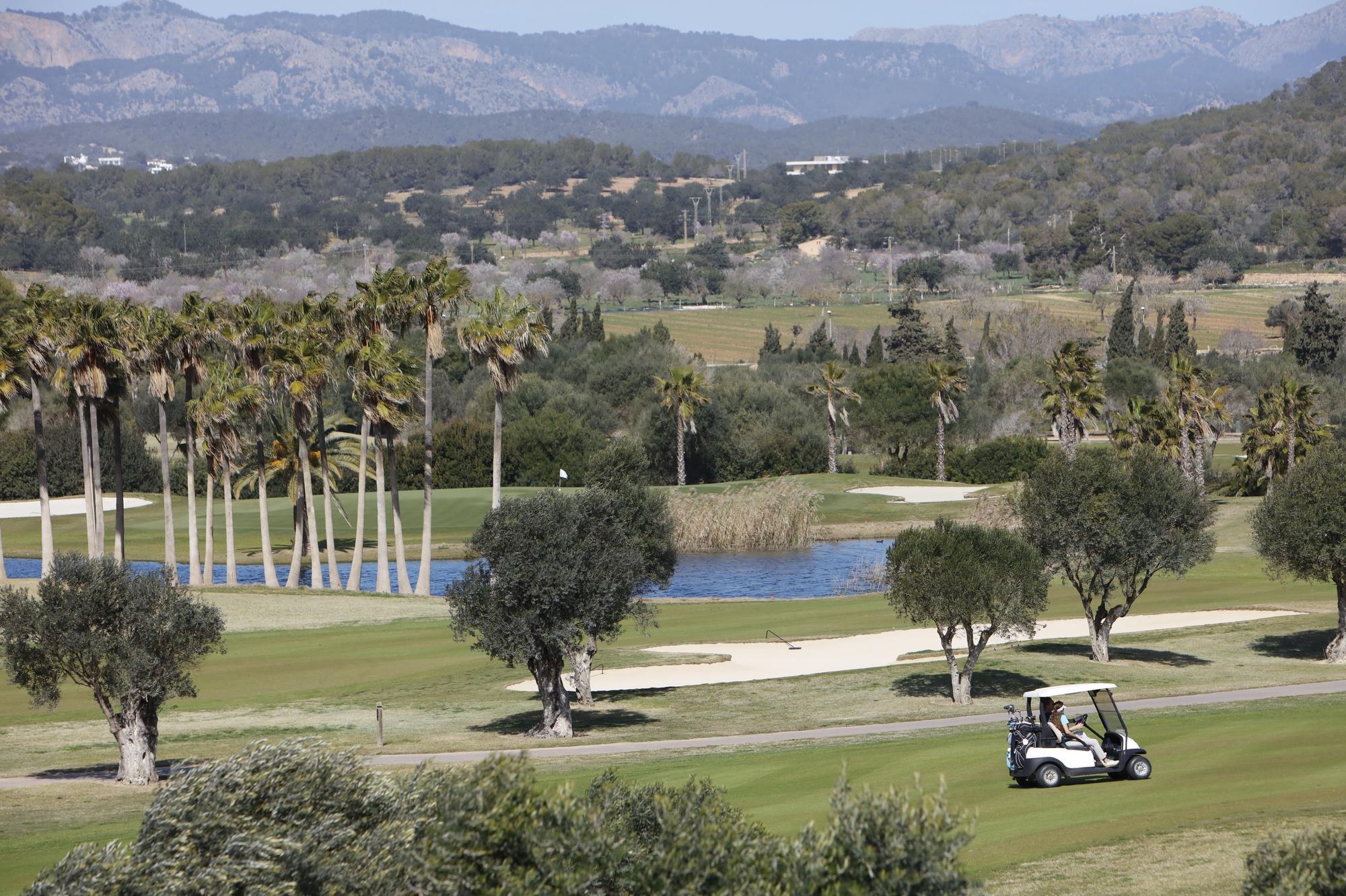 Promi-Golf-Event "Golden Swing" auf Mallorca - die Modenschau von Ebru Berkiden mit Andrej Mangold und Gülçan Kamps