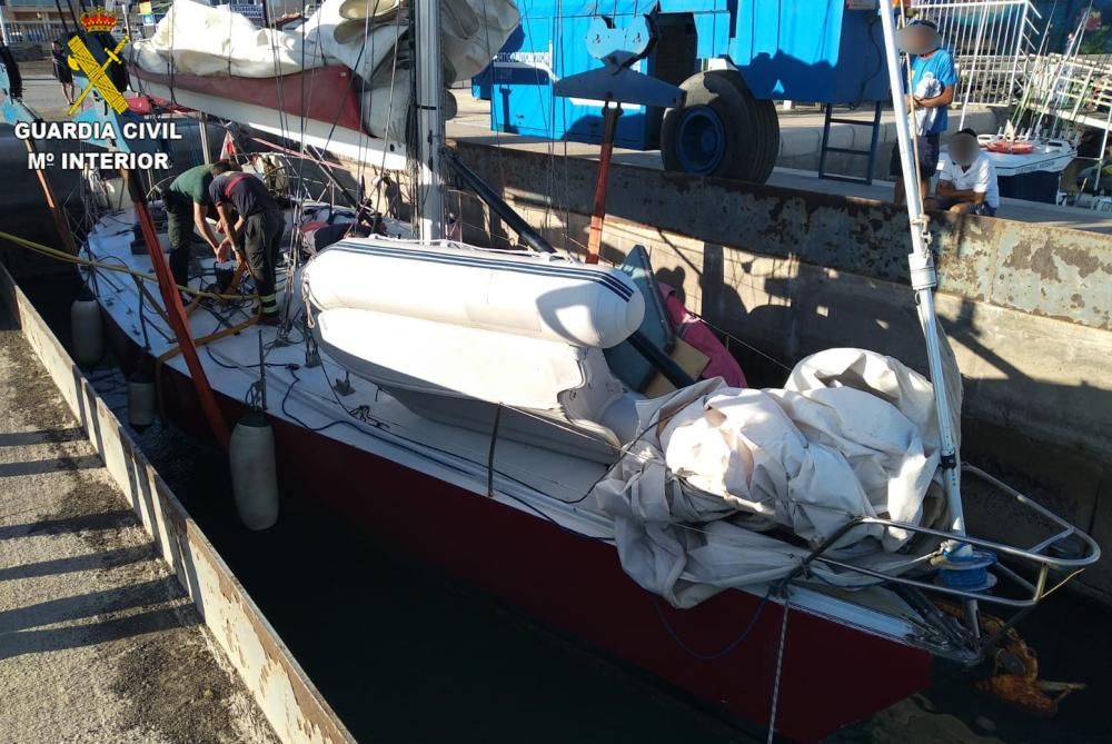 Auxilian a un velero en Corralejo