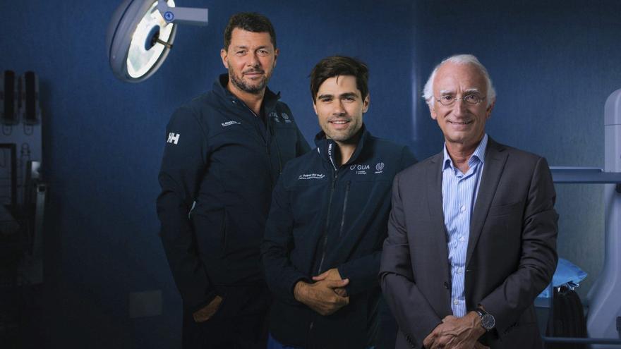 Dr. Pablo Juárez del Dago, Cirujano Robótico y CEO de UROINTEC, junto al Dr. Alberto Breda y el Profesor Richard Gastón, urólogos y referentes internacionales en cirugía robótica