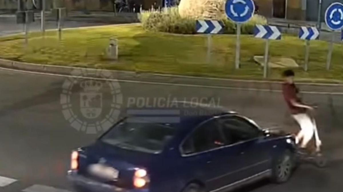 Captura del vídeo difundido por la Policía Local en el que un coche atropella a un joven en patinete.