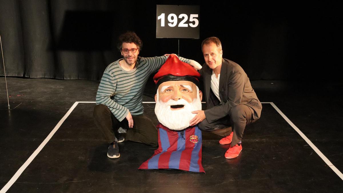 David Pintó i Joan Valentí amb el capgròs de l'avi del Barça