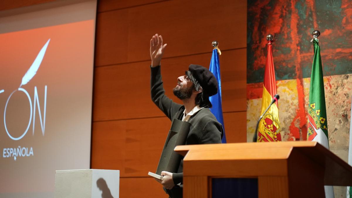Uclés emocionado tras recibir su premio en Almendralejo.