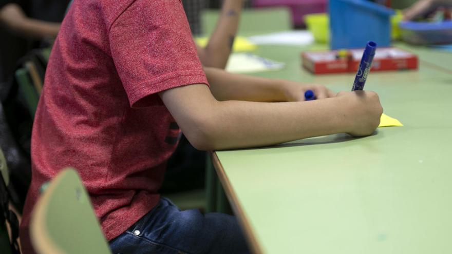 Niño en clase.