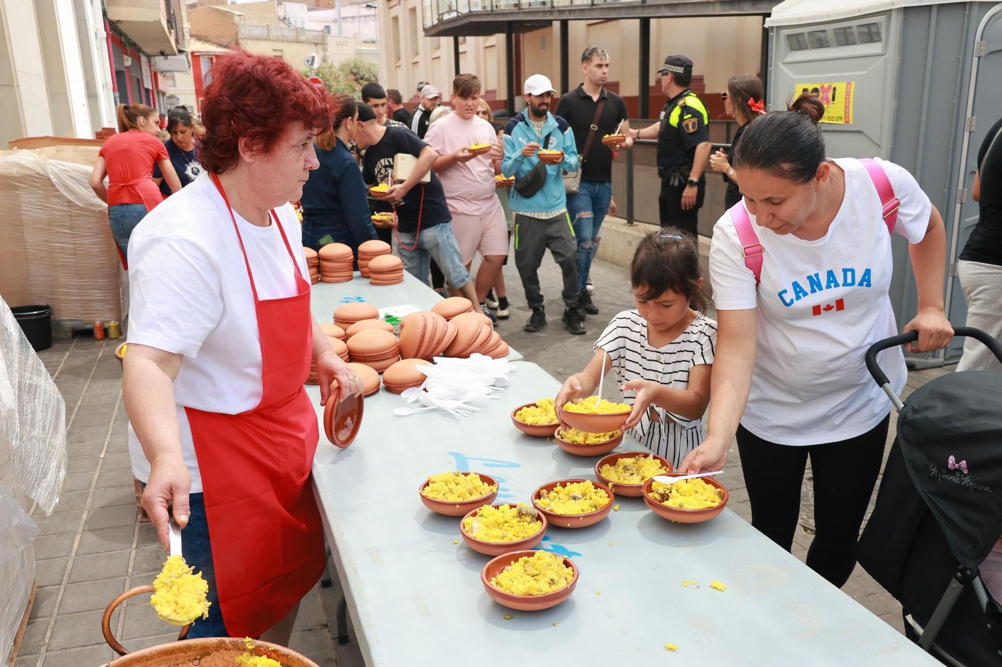 Galería del reparto de arroz de les 'calderes' en el día grande de las fiestas de Almassora