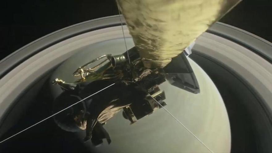 Cassini cruza la brecha entre Saturno y sus anillos