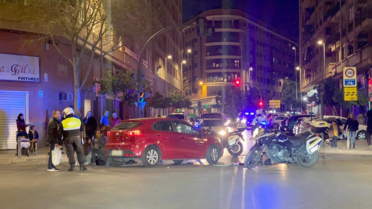 Testigos y agentes de mobilidad atienden al motorista herido tras un aparatoso choque en la avenida Almazora.