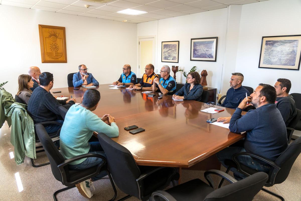 Imagen de la reunión de los servicios de Emergencia, Protección Civil, Policía Local y diferentes áreas municipales con el alcalde Francisco García.