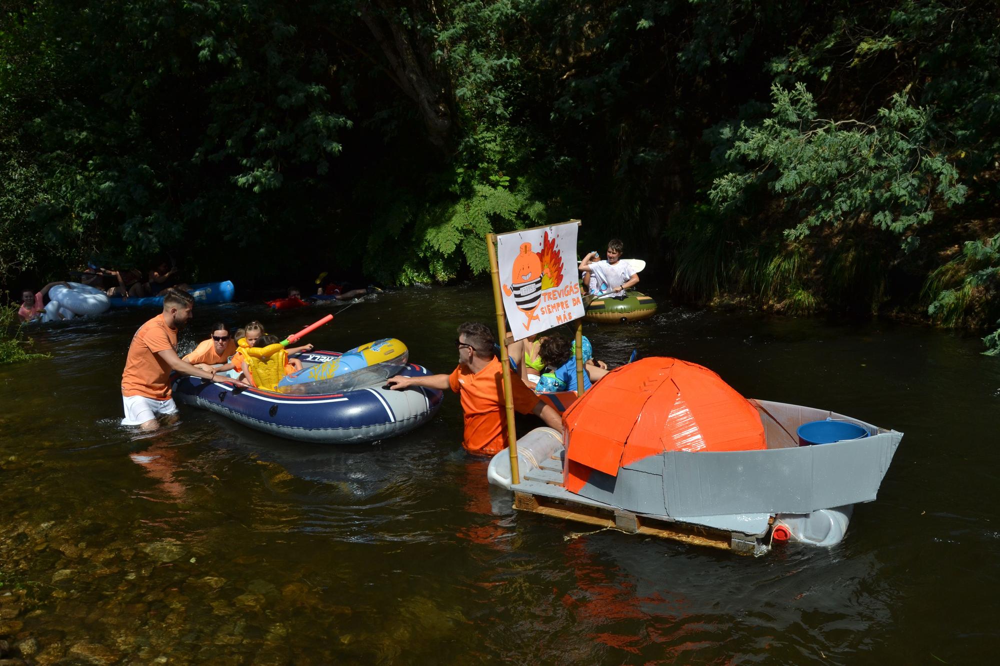 En imágenes: Río Esva, diversión e imaginación al agua