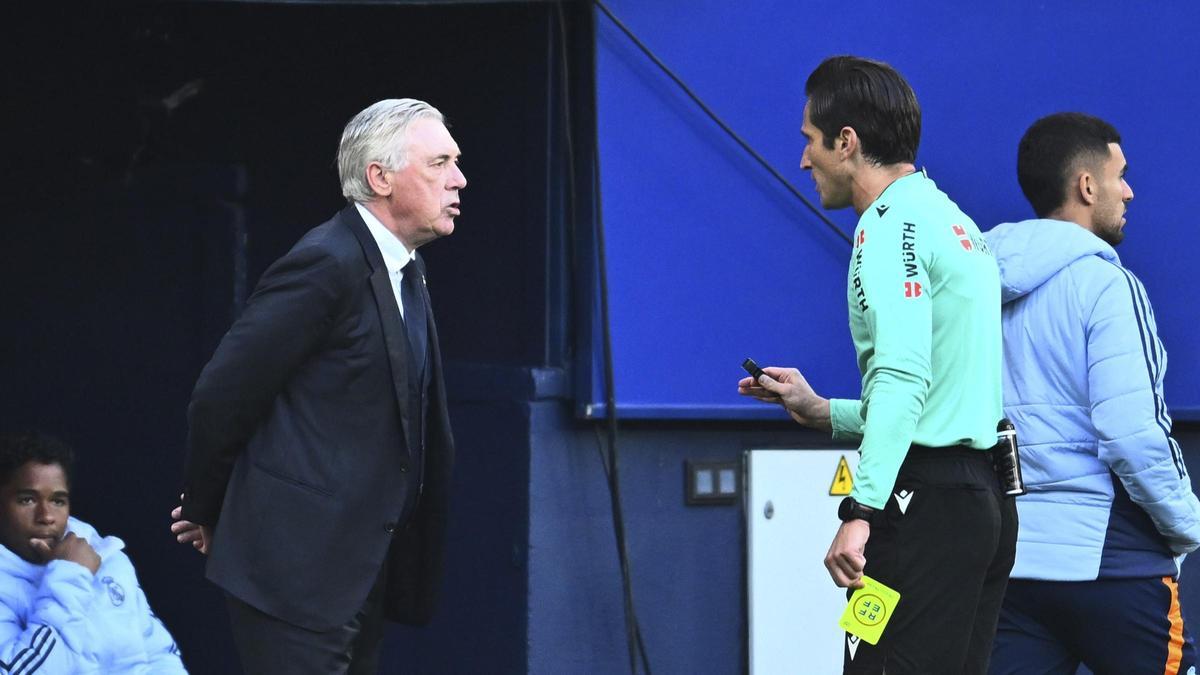 Munuera Montero charla con Ancelotti antes de enseñarle la tarjeta amarilla en el Osasuna-Madrid en El Sadar.