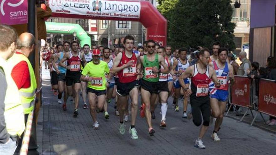 Primeros compases de la prueba, con los corredores agrupados por las calles de Sama.