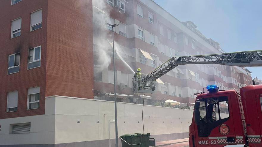 Imagen de los bomberos durante la extinción del fuego en el Grau.