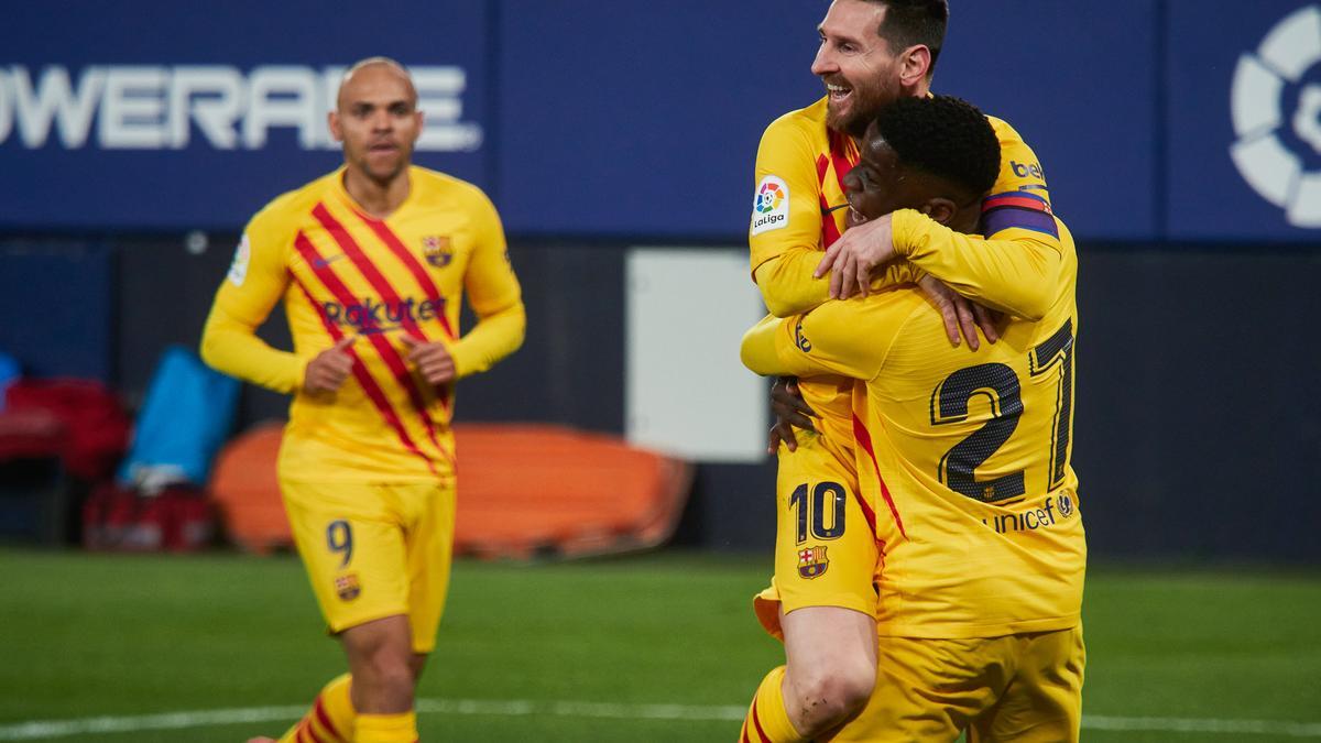 Ilaix Moriba celebra con Messi el 0-2 al Osasuna.