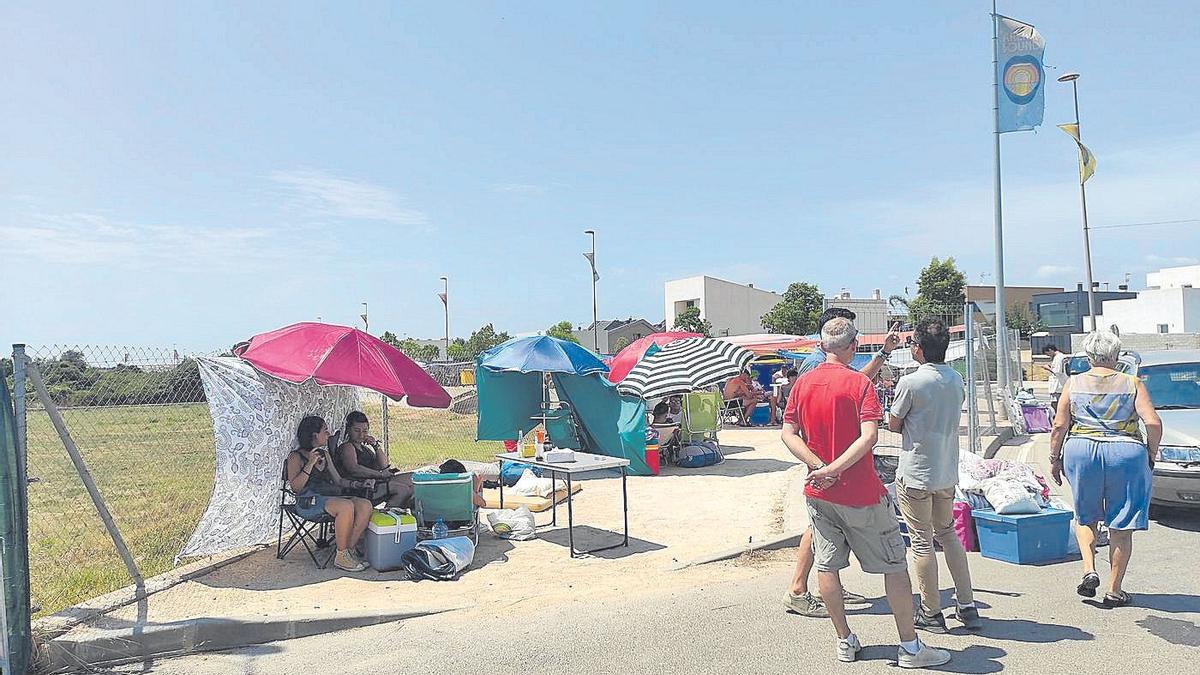 Una imagen de archivo de los primeros ‘sounders’ haciendo cola en Burriana para coger las pulseras en la edición del 2022 del Arenal Sound.