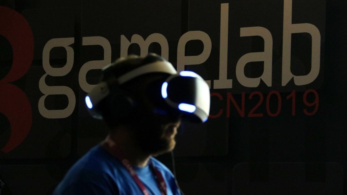 Un asistente al congreso Gamelab con unas gafas de realidad virtual a la edición 2019.