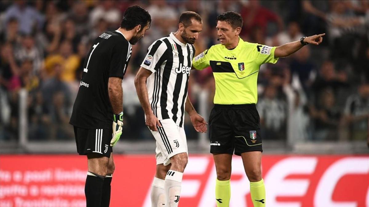 Giorgio Chiellini acabó lesionado en la derrota de la Juventus ante el Nápoles