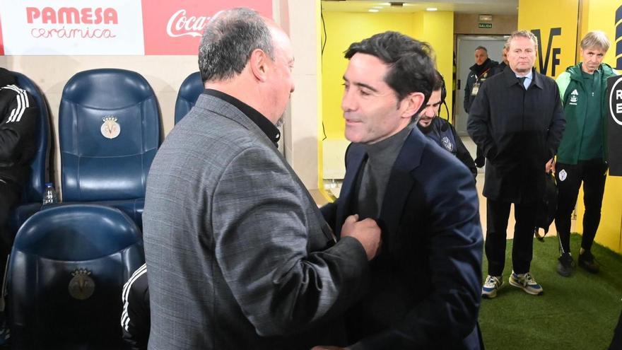 Rafa Benítez saluda a Marcelino en el Estadio de la Cerámica.