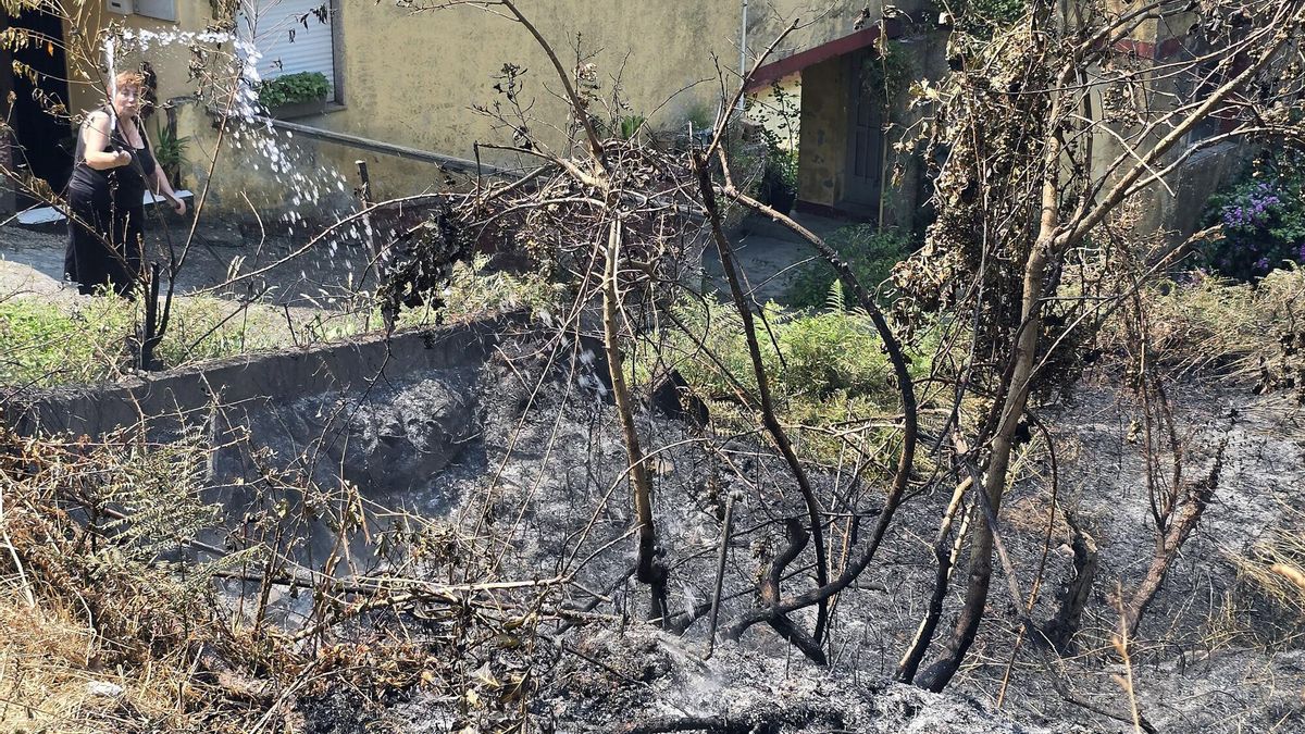 Imágenes del incendio en A Cañiza que obligó a confinar hasta siete núcleos de población en la parroquia de Valeixe.