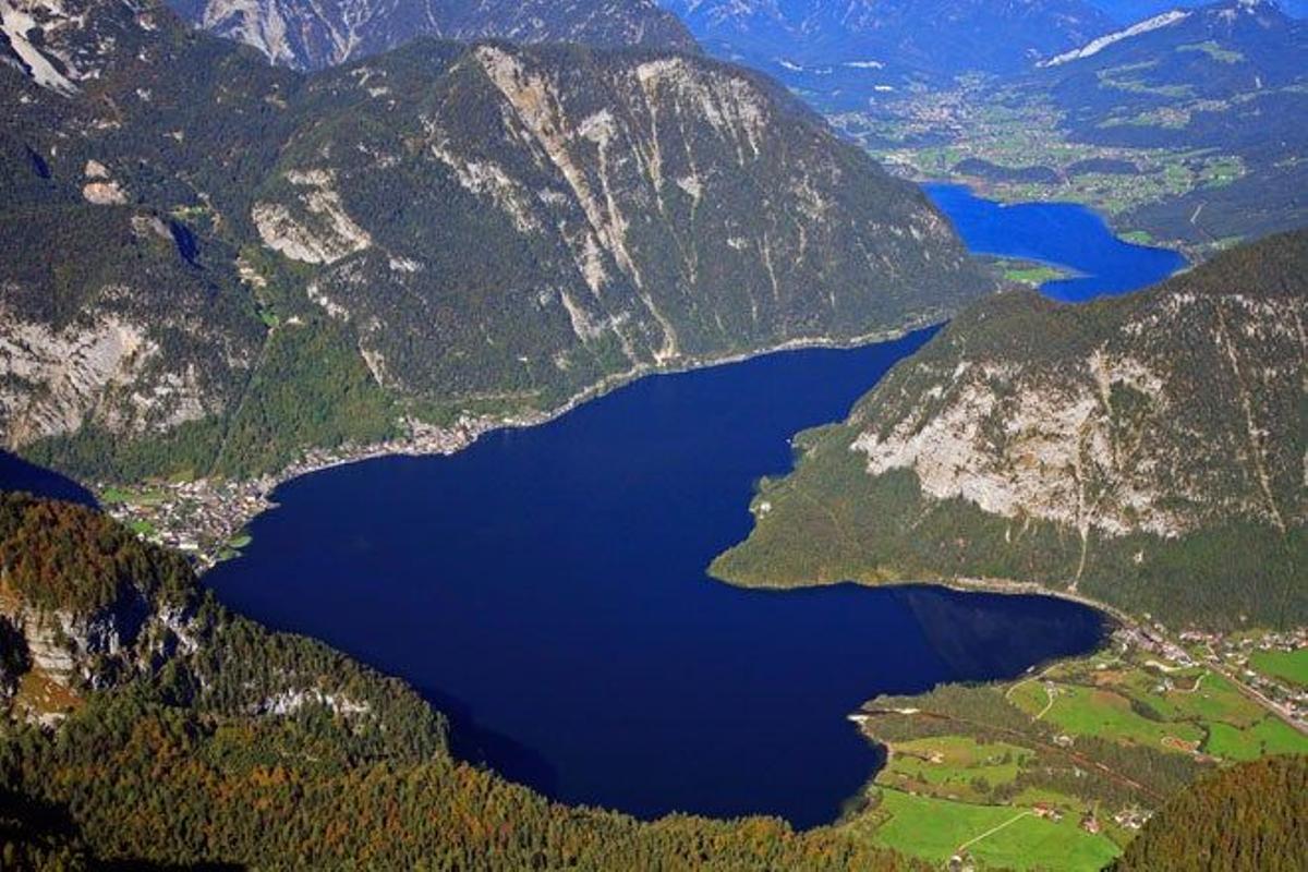 Hallstatt se encuntra en la región montañoso de Salzkammergut,a orillas del lago Hallstätter See.
