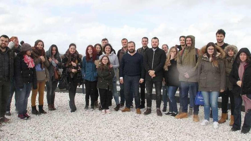 El alcalde se fotografió con los participantes en la terraza del Castro Tecnolóxico.