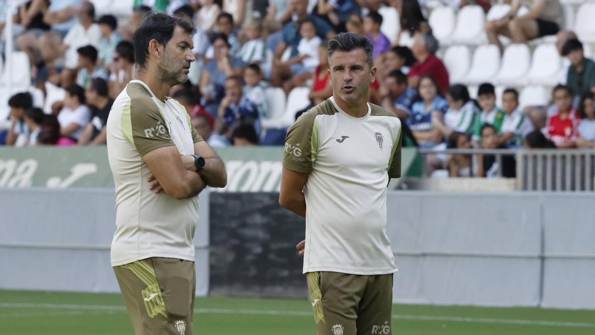 Iván Ania, a la derecha, durante la sesión de trabajo del Córdoba CF del pasado martes.
