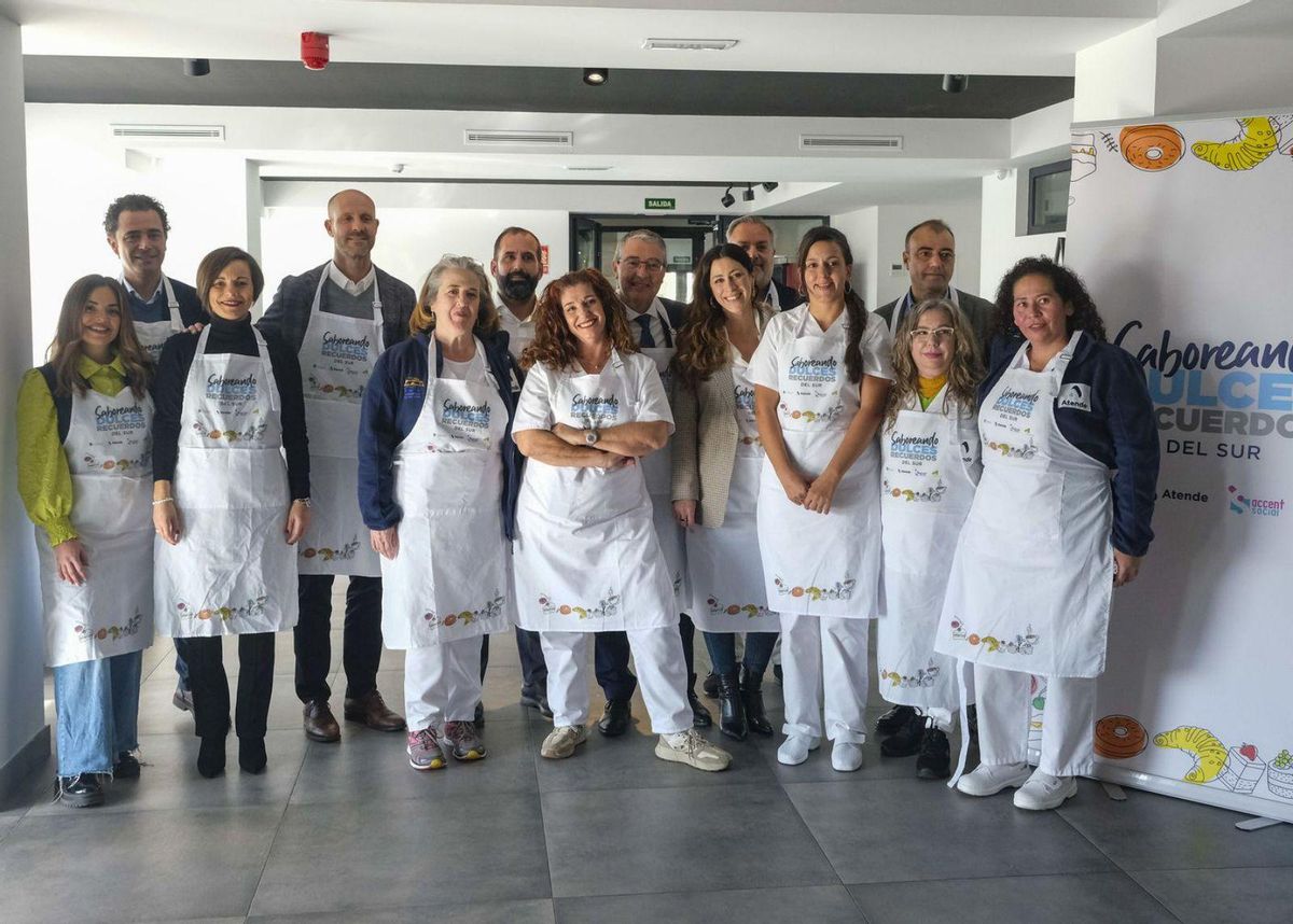 Usuarias y auxiliares de 
ayuda a domicilio 
posaron con el delantal 
que se entregó con el libro .  francis silva