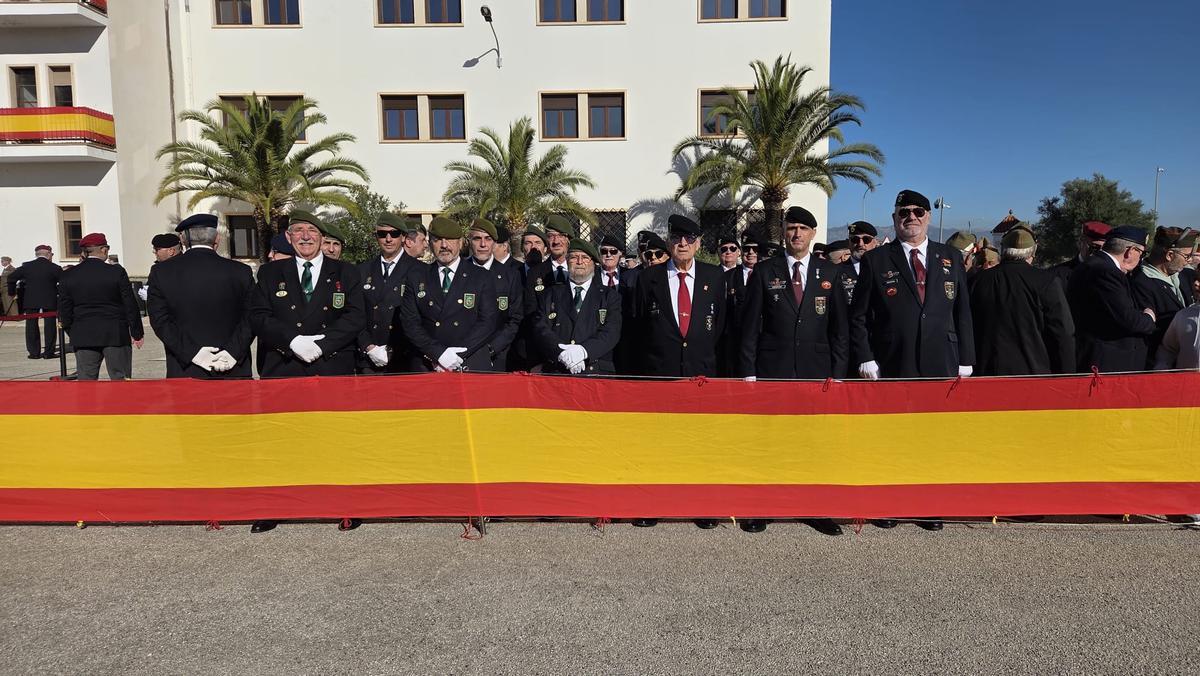 Los veteranos nunca fallan en el acto militar que se celebra cada 8 de diciembre