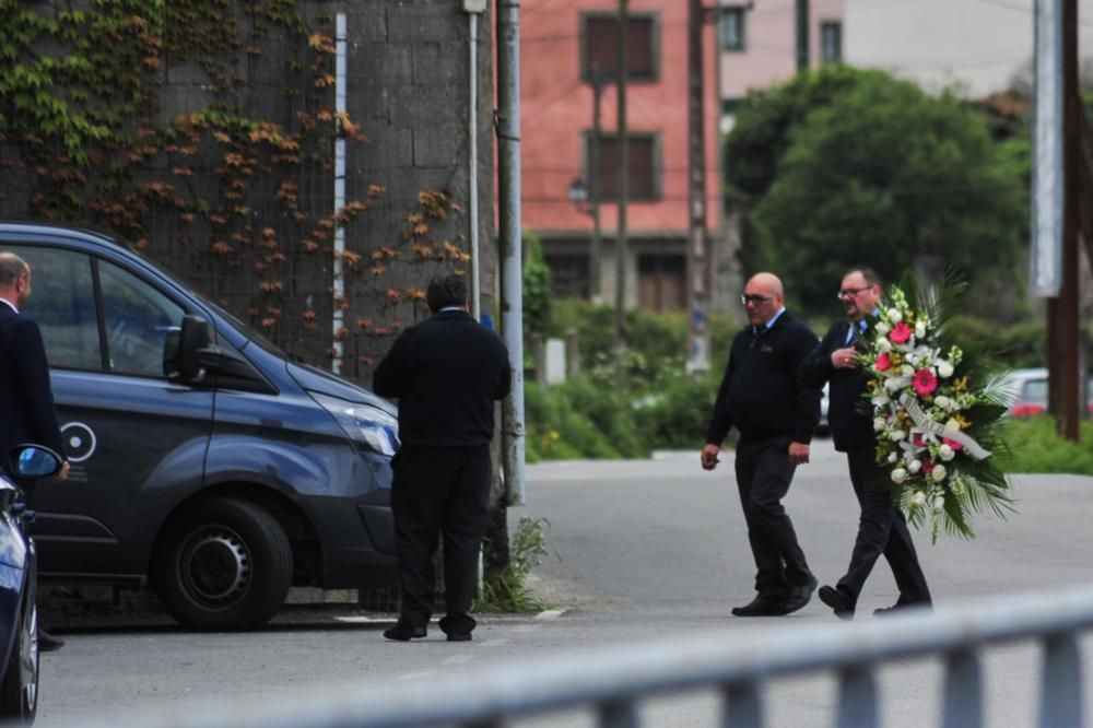 Los cuerpos de María González Vicente y Alberto Chaves Gómez llegaron alrededor de las 16.00 horas de este viernes a las instalaciones del tanatorio Iria Flavia de Padrón.