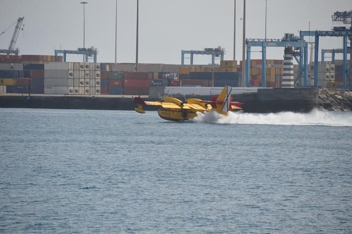 Los hidroaviones cargan agua en el Puerto de Las Palmas - Incendio Gran Canaria 2019