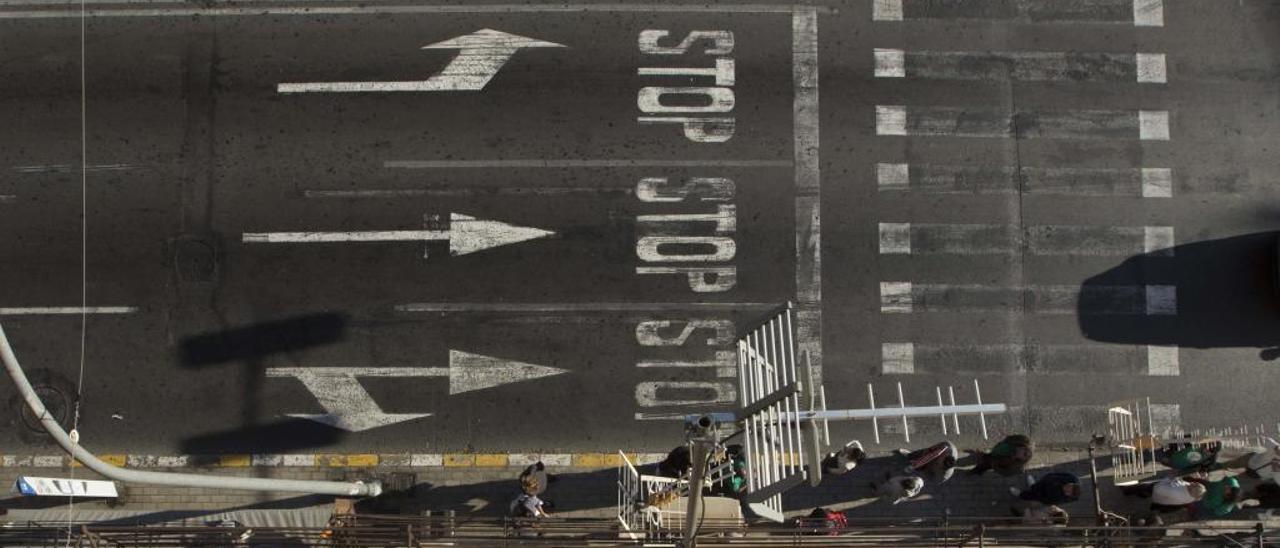 Imagen de una avenida de Alicante, con señales de «Stop».