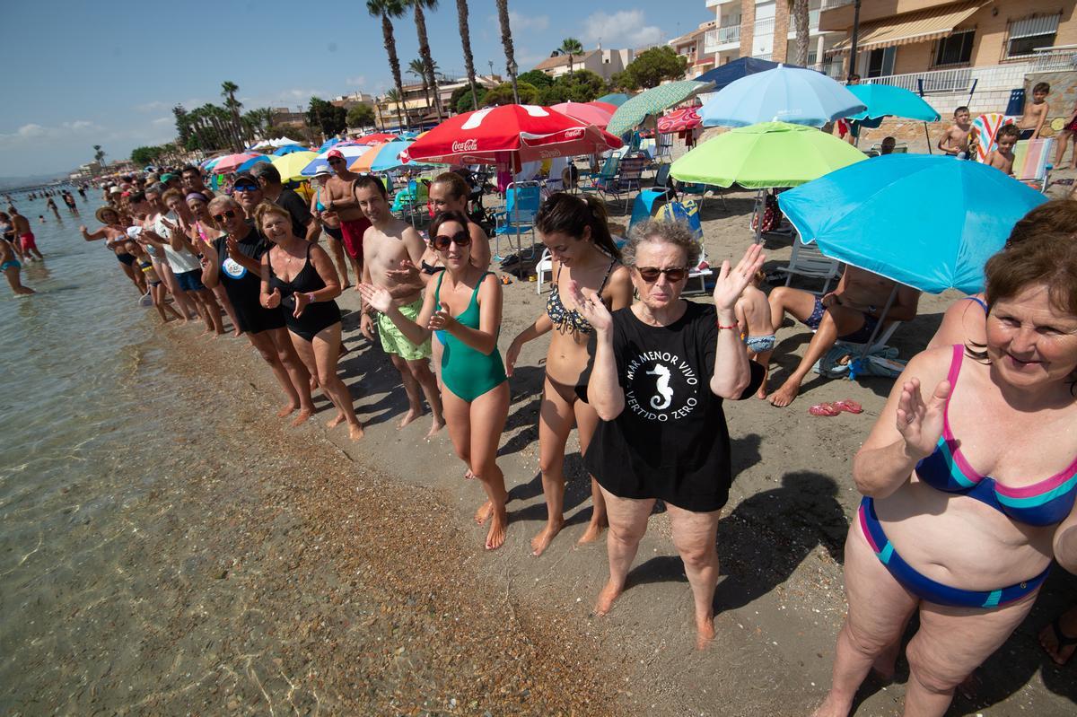 Murcia abraza al Mar Menor para reclamar su recuperación