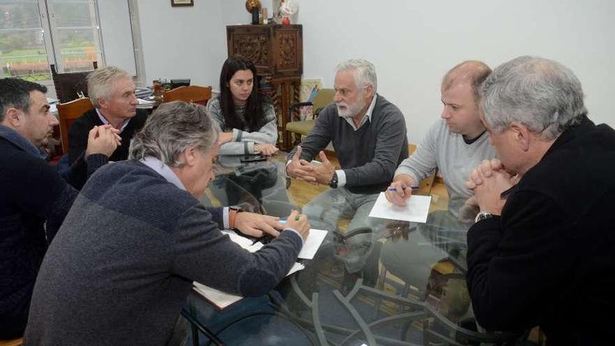 González (PSOE), Cortés (PP), Rey (PSOE), Barca, Cobo, Fariña (BNG), Pérez (ICdR) en la reunión. // N.P.