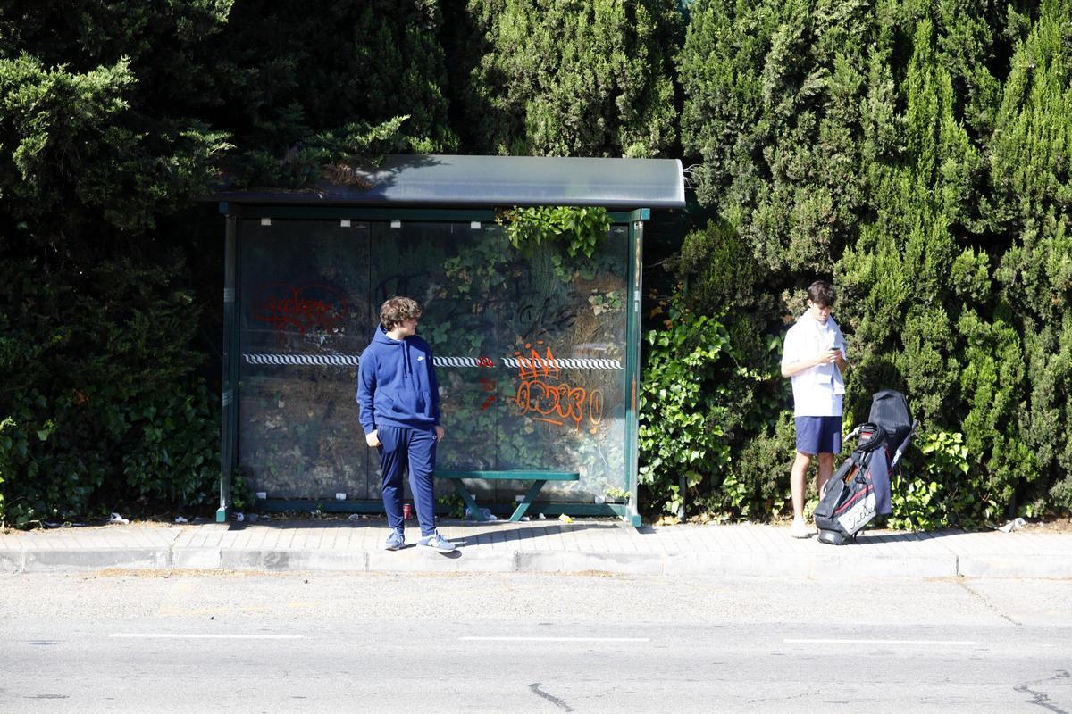 Dos jóvenes esperando al Casetero, bus interurbano de Zaragoza, en la parada de bus de Torres de San Lamberto