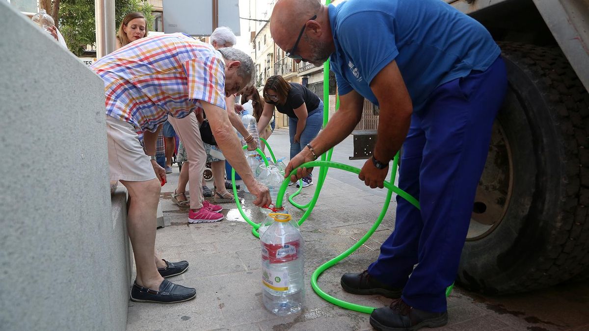 Varios vecinos de Montilla recogen agua durante el corte de suministro que sufrió la localidad en el verano de 2019.