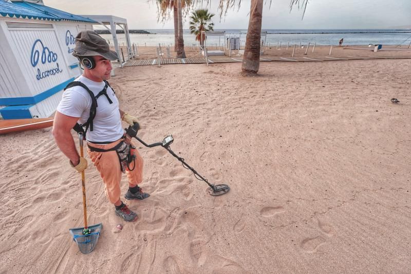 Julio César disfruta de sus vacaciones buscando metales entre la arena de Las Teresitas por segundo año consecutivo