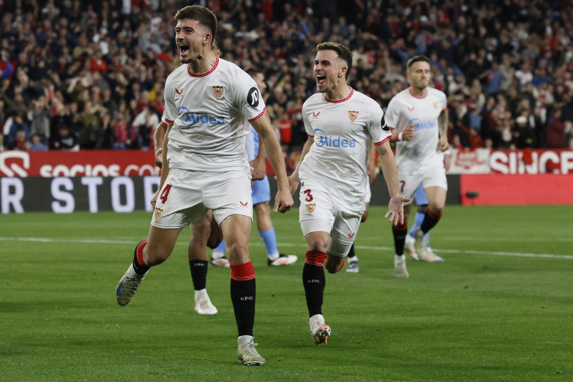 SEVILLA, 24/2/2025.- El defensa del Sevilla Kike Salas (i) celebra su gol durante el partido de LaLiga que Sevilla FC y RCD Mallorca disputan este lunes en el estadio Ramón Sánchez-Pizjuán. EFE/José Manuel Vidal
