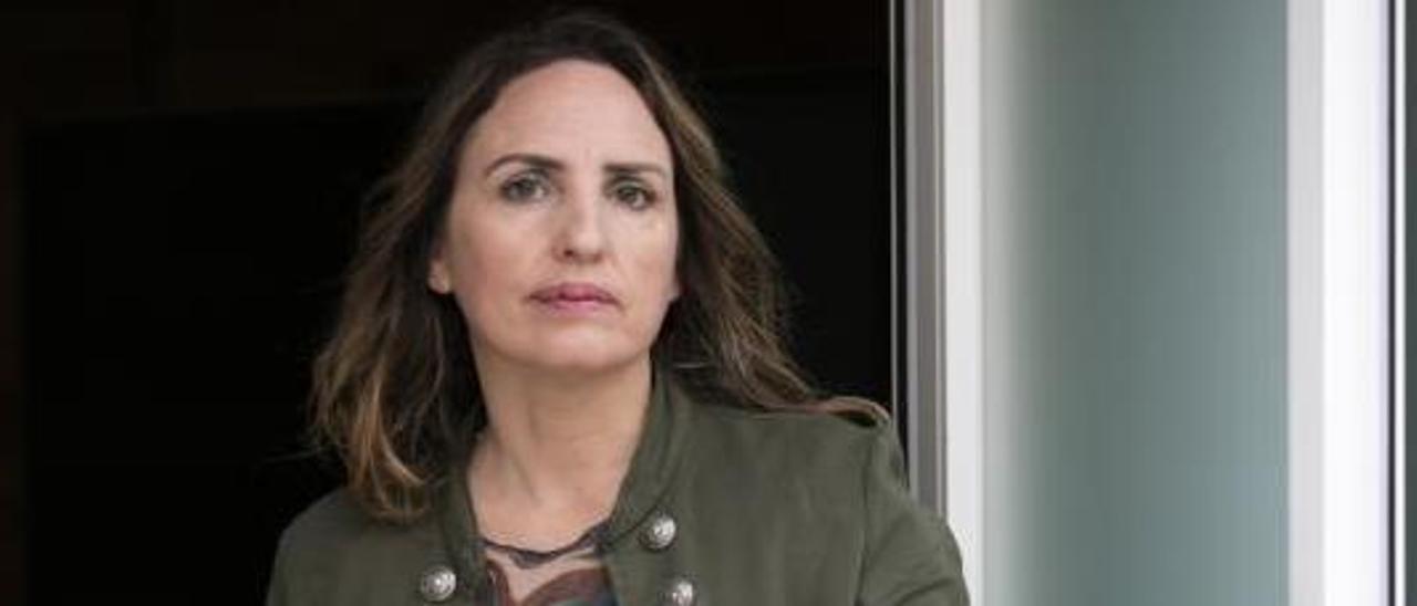 Sonia Jofre en la puerta de la sede de la asociación Adima Ibiza | VICENT MARÍ