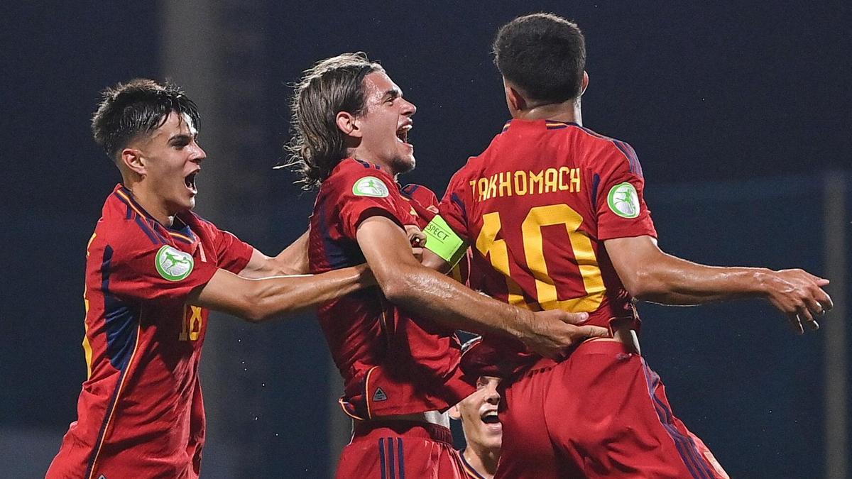 Yarek Gasiorowski celebra un gol con España