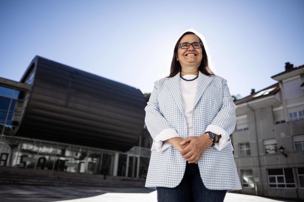 Mónica García Cuetos, ante la Casa de Cultura de Laviana.