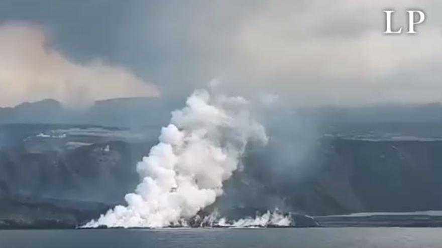 Aporte de lava al nuevo delta lávico en La Palma