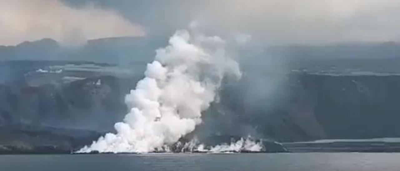 Aporte de lava al nuevo delta lávico en La Palma