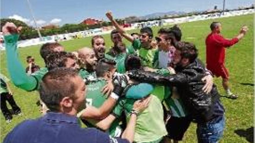 El Peralada va celebrar amb eufòria la permanència a Tercera divisió.