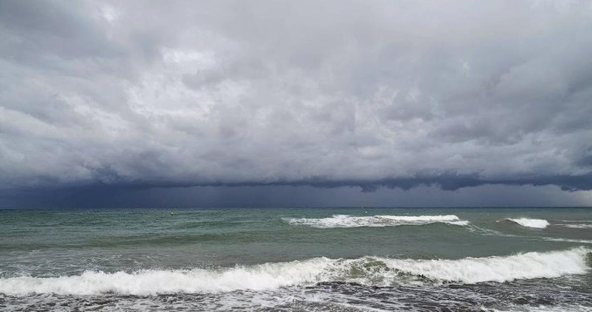 La tormenta que ha afectado hoy a Torrevieja descarga en el mar poco antes de tocar tierra.